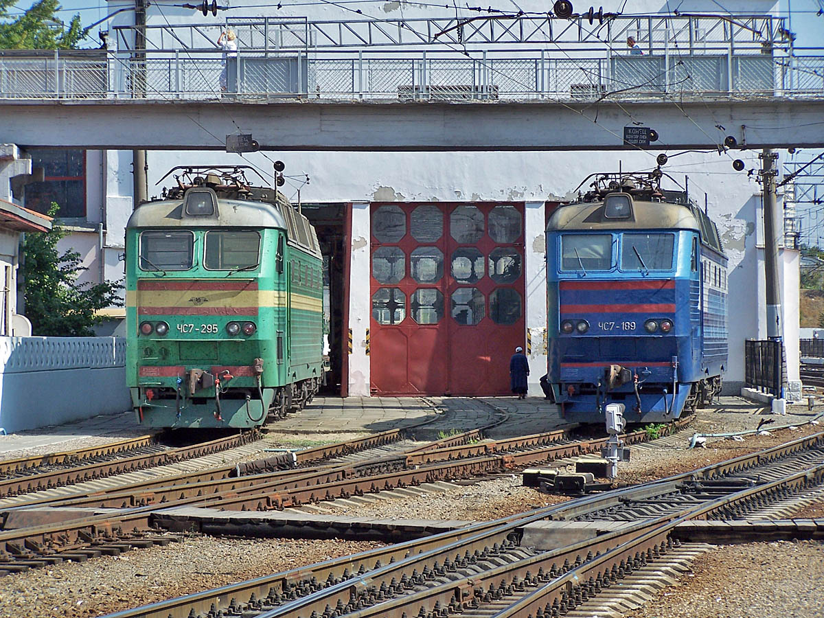 Електровози ЧС7-295 та ЧС7-189, локомотивне депо Сімферополь