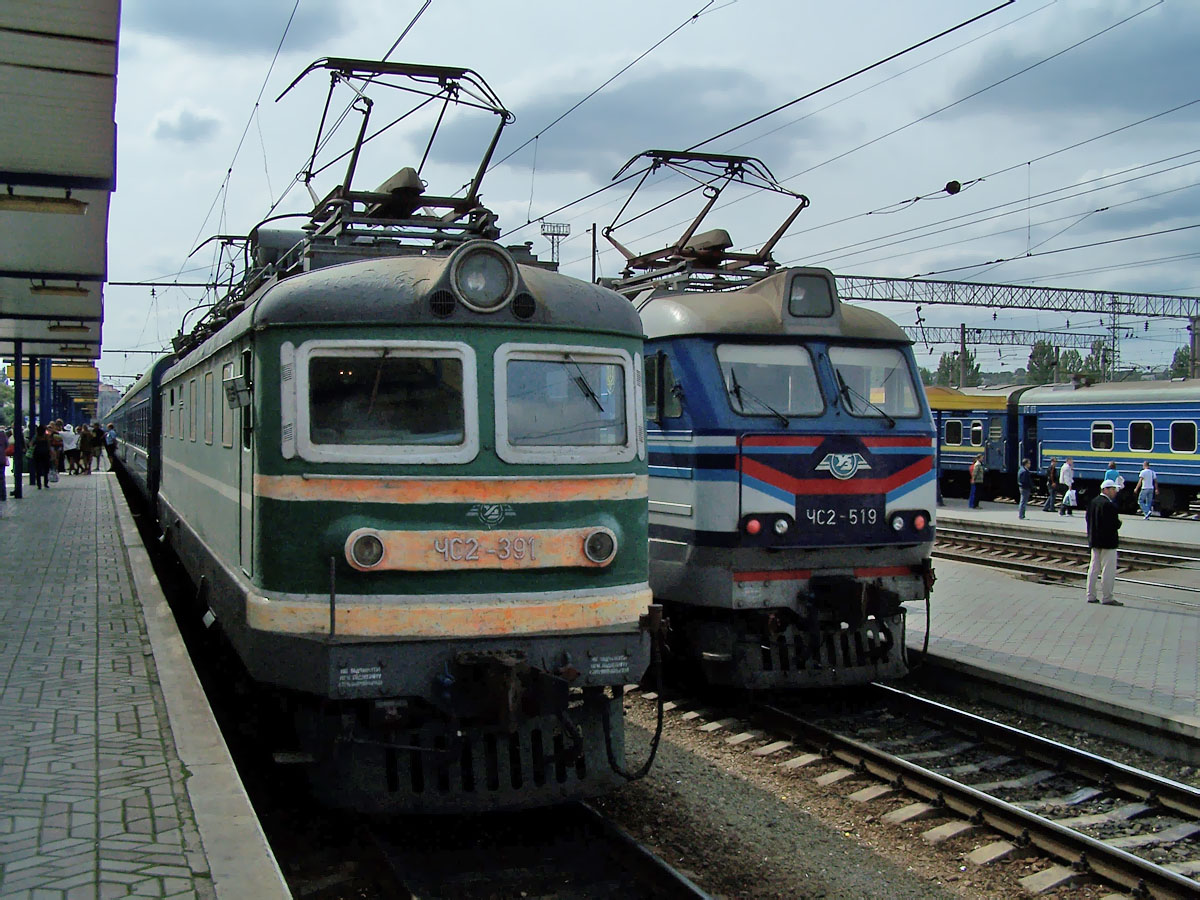 Електровози ЧС2-391 та ЧС2-519, ст. Сімферополь-Пас.