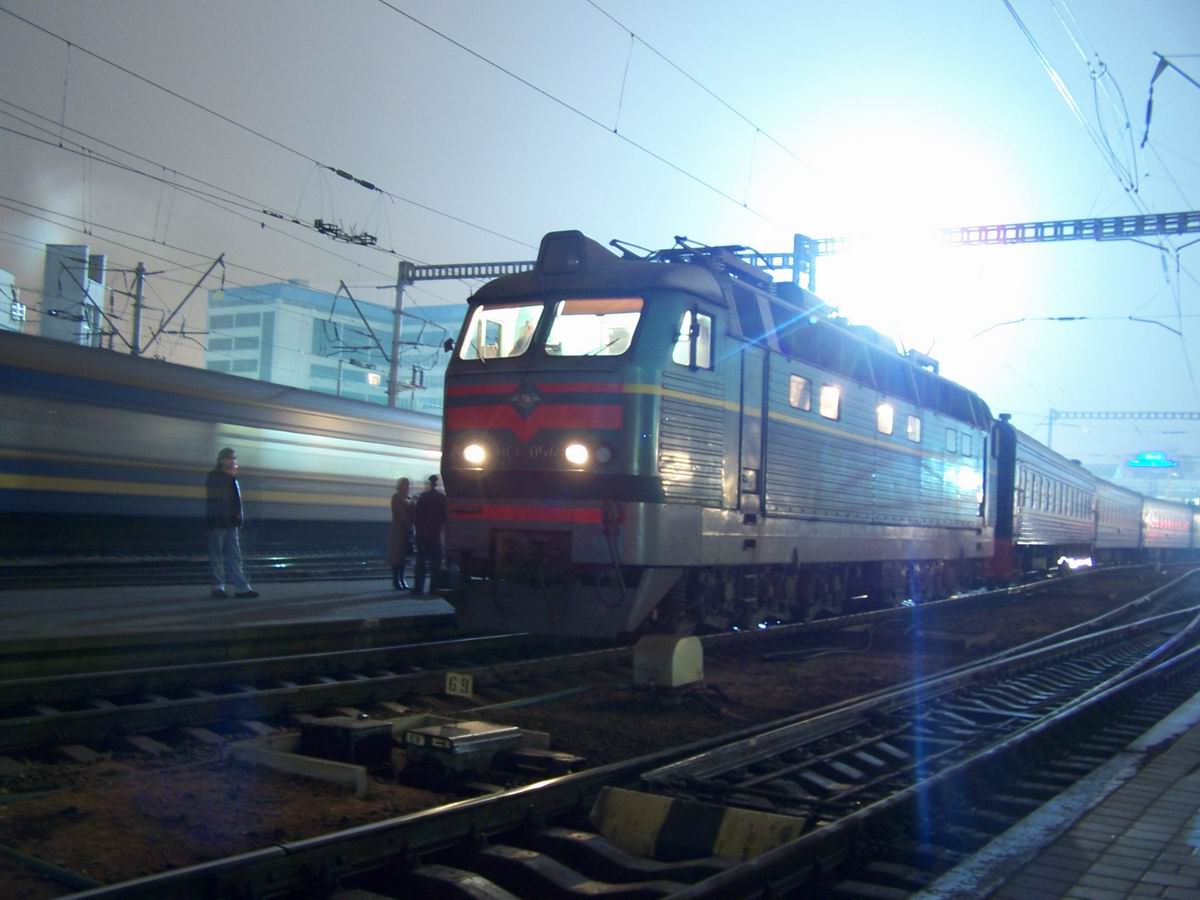 ЧС4-054 з поїздом Ковель-Москва на ст. Київ-Пасажирський