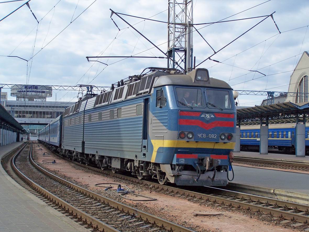 Електровоз ЧС8-082, останній в цій серії, ст. Київ-Пас.
