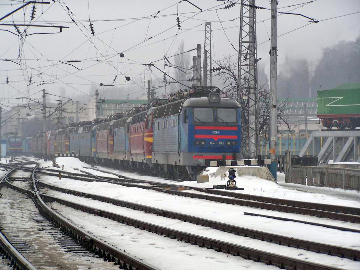 Електровоз ЧС4-083 та інші, локомотивне депо Київ-Пасс.