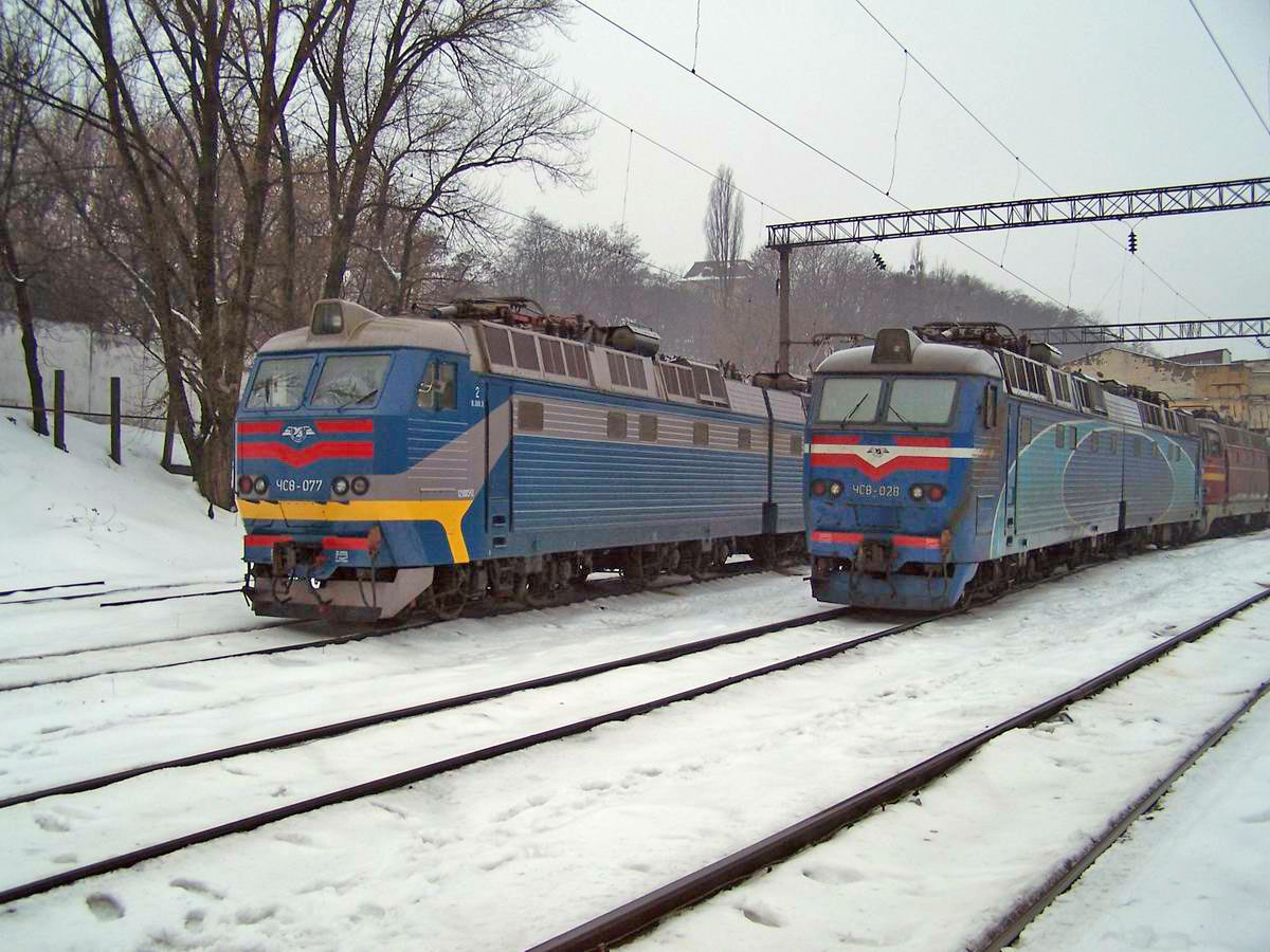 Електровози ЧС8-077 і ЧС8-028,  локомотивне депо Київ-Пасс.