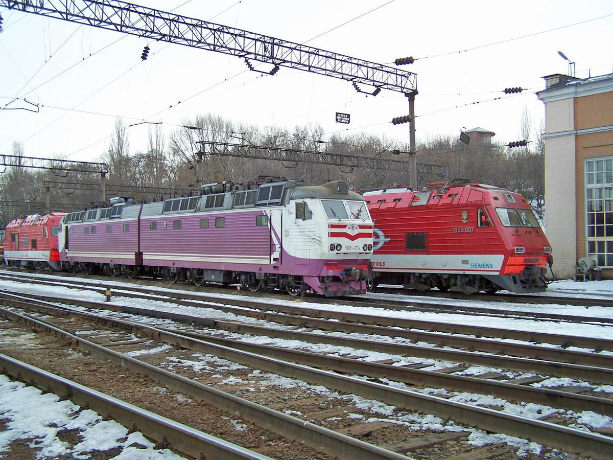 Електровози ЧС8-074 та ДС3-007, локомотивне депо Київ-Пасс.
