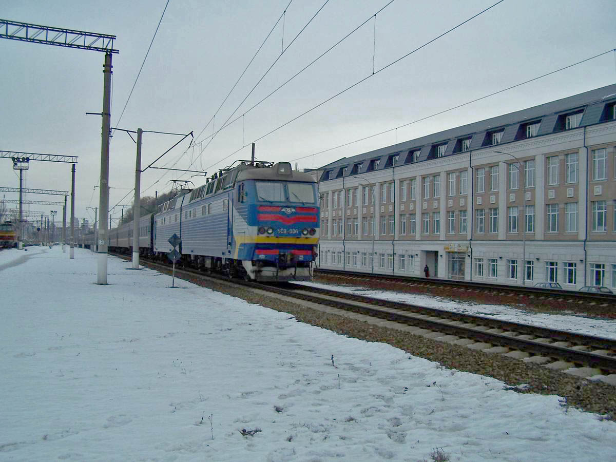 Електровоз ЧС8-006 на підході до з.п. Протасів Яр, Київ