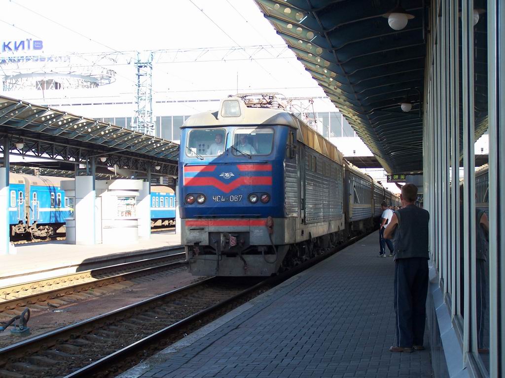 ЧС4-067 з поїздом Одеса-Київ прибуває на ст. Київ-Пасажирський