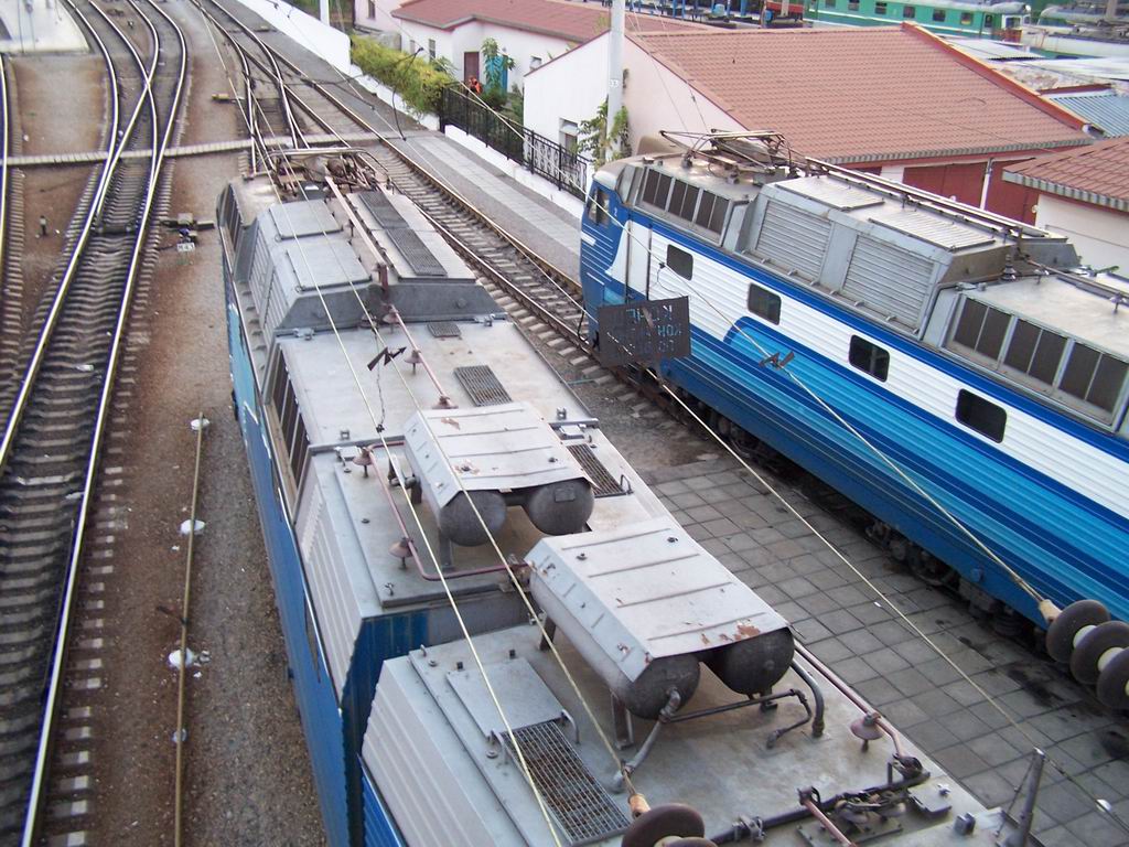 ЧС7-149 та ЧС7-112 в локомотивному депо №5 ст. Симферопіль