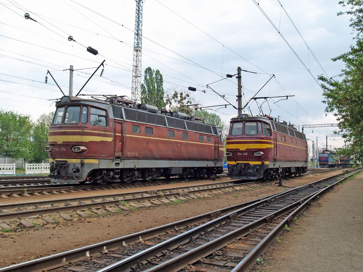 Електровози ЧС4-074 та ЧС4-146, локомотивне депо Київ-Пас.