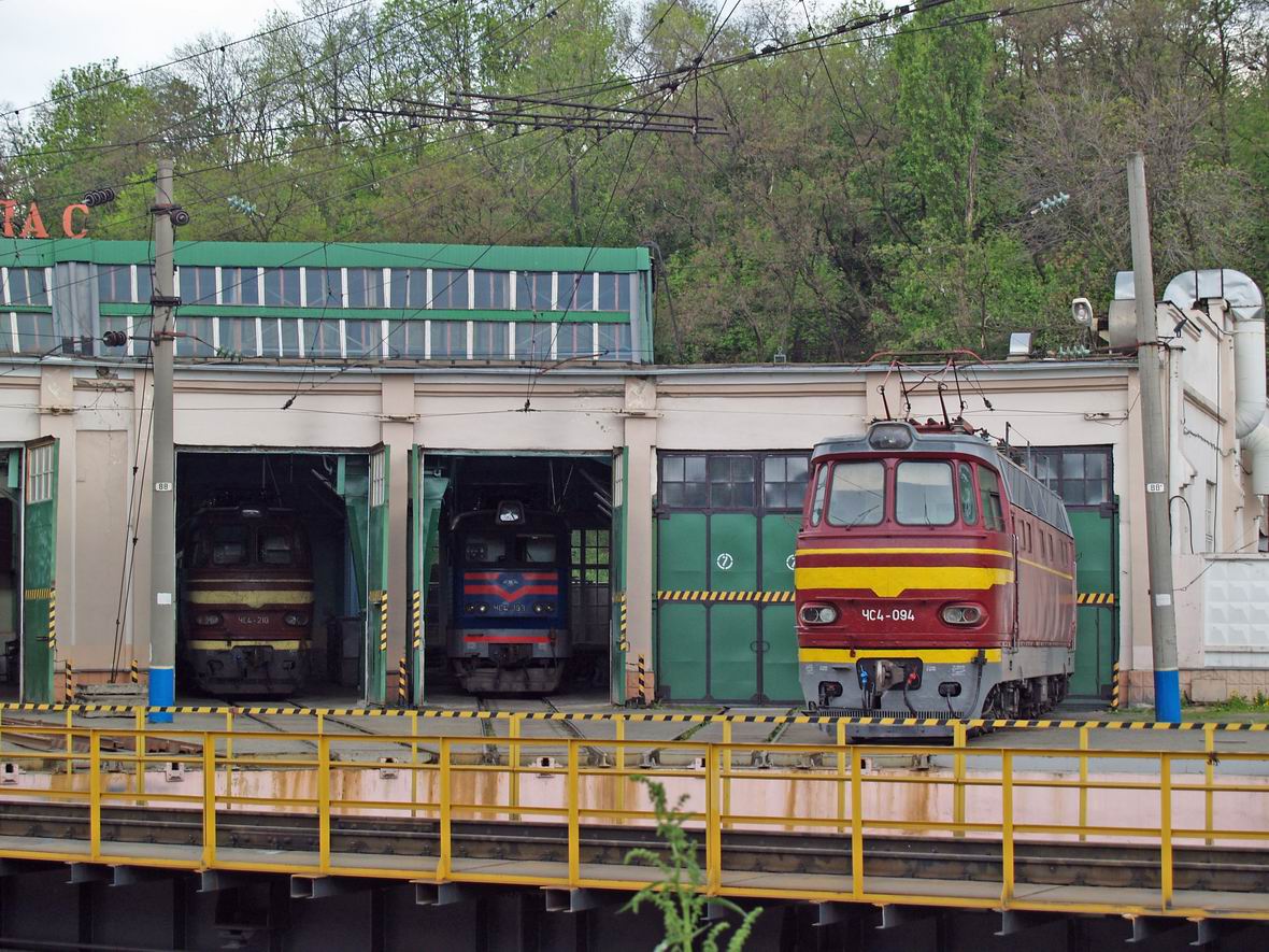 Електровози ЧС4-210, ЧС4-193 та ЧС4-094, локомотивне депо Київ-Пас.