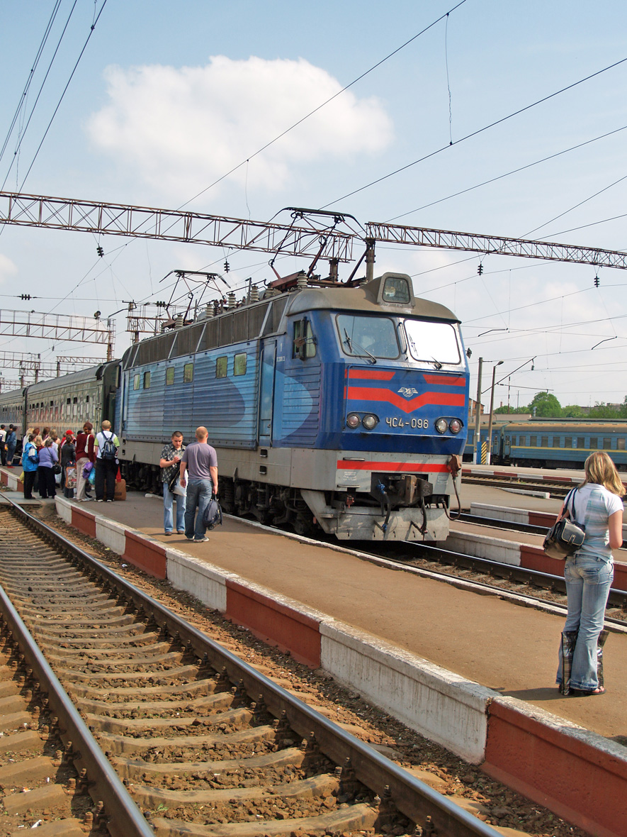Електровоз ЧС4-096 з поъздом 