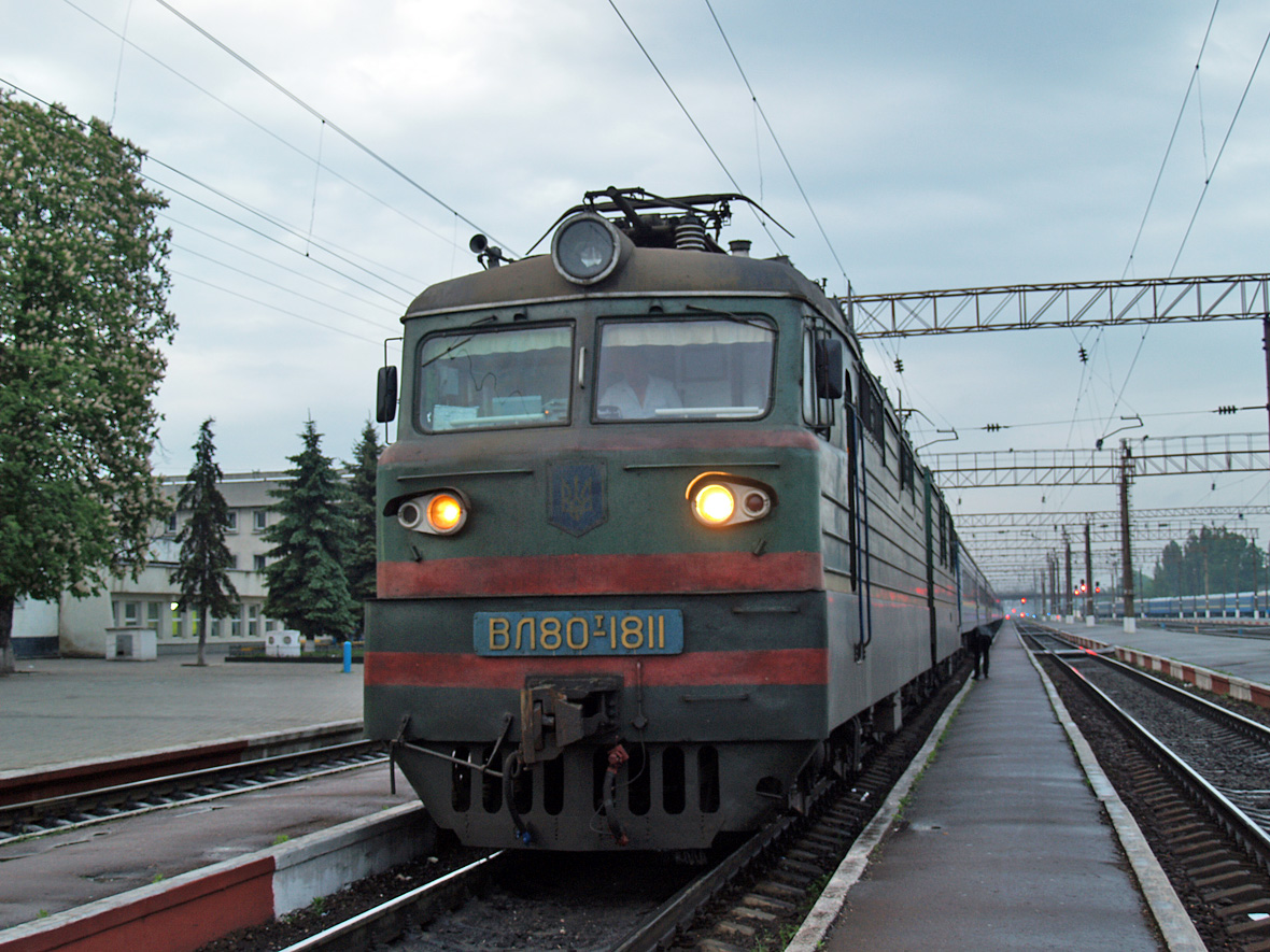 Електровоз ВЛ80Т-1811 приписки депо Львів-Захід з поїздом 