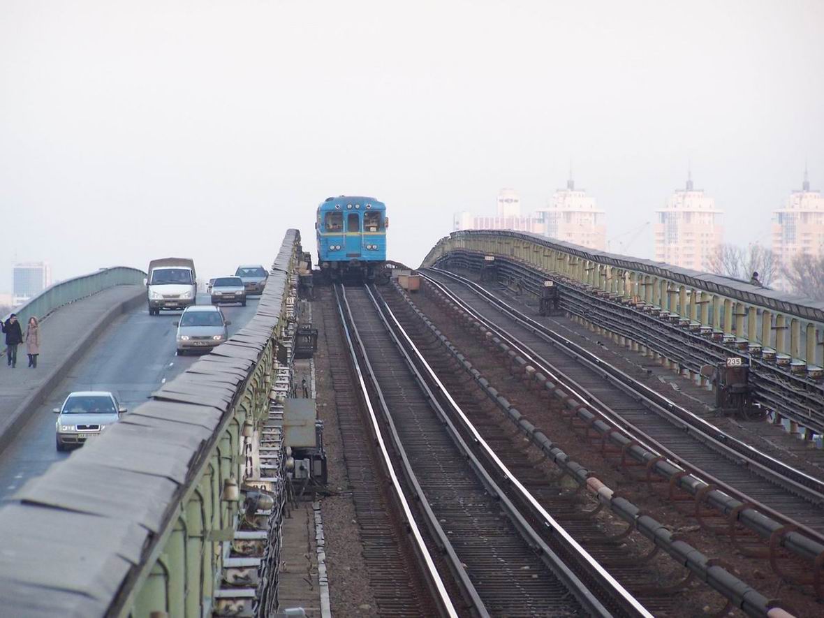 Поїзд на мосту Метро, перегон Гідропарк - Дніпро