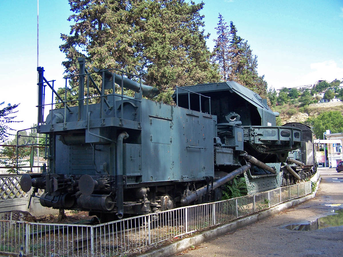 Артилерійський 8-осний транспортер ТМ-1-180 з гарматою Б-1-П в сцепці з паровозом Ел-2500 легендарного бронепотягу 