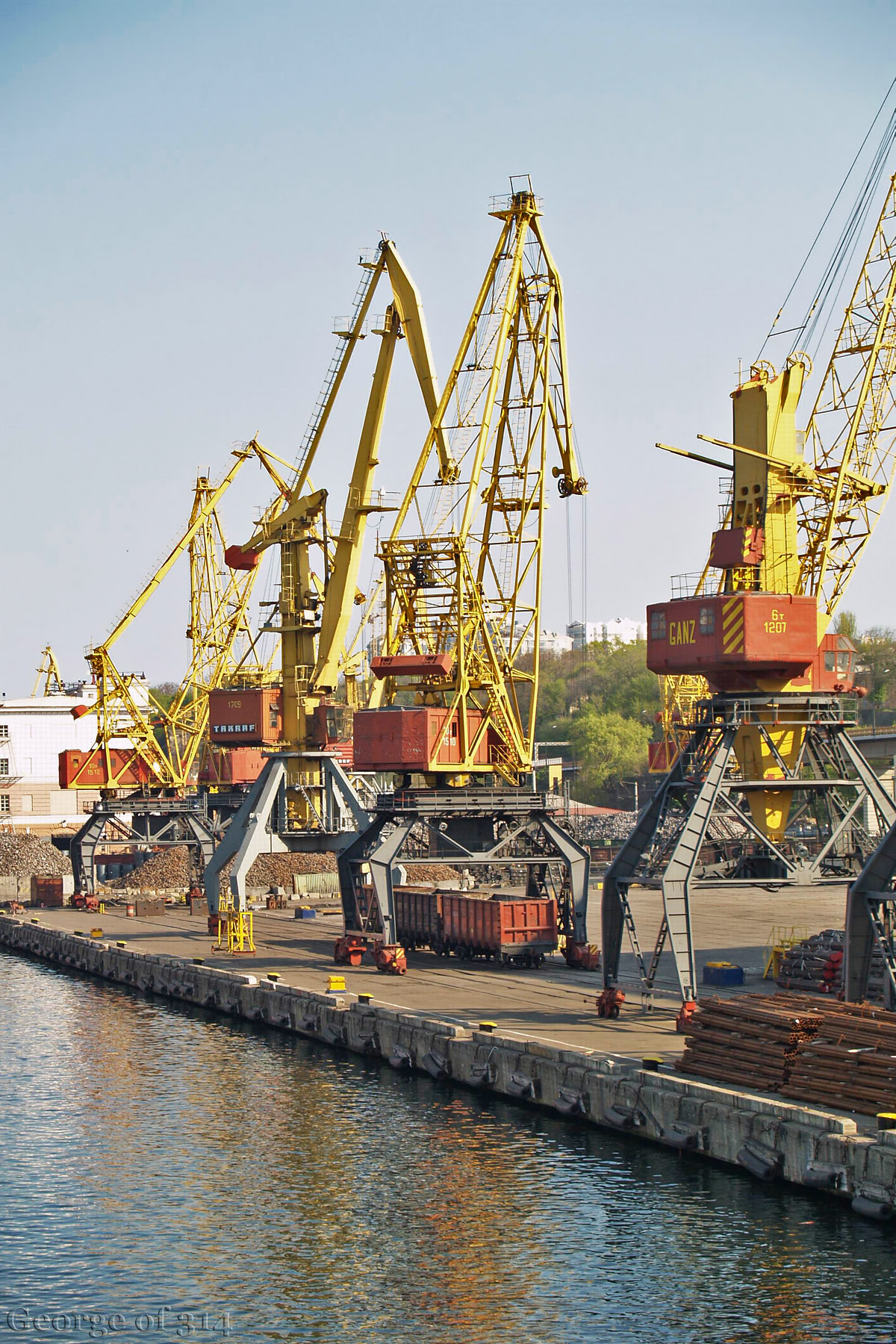 Напіввагони під завантаженням у Одеському морському порті