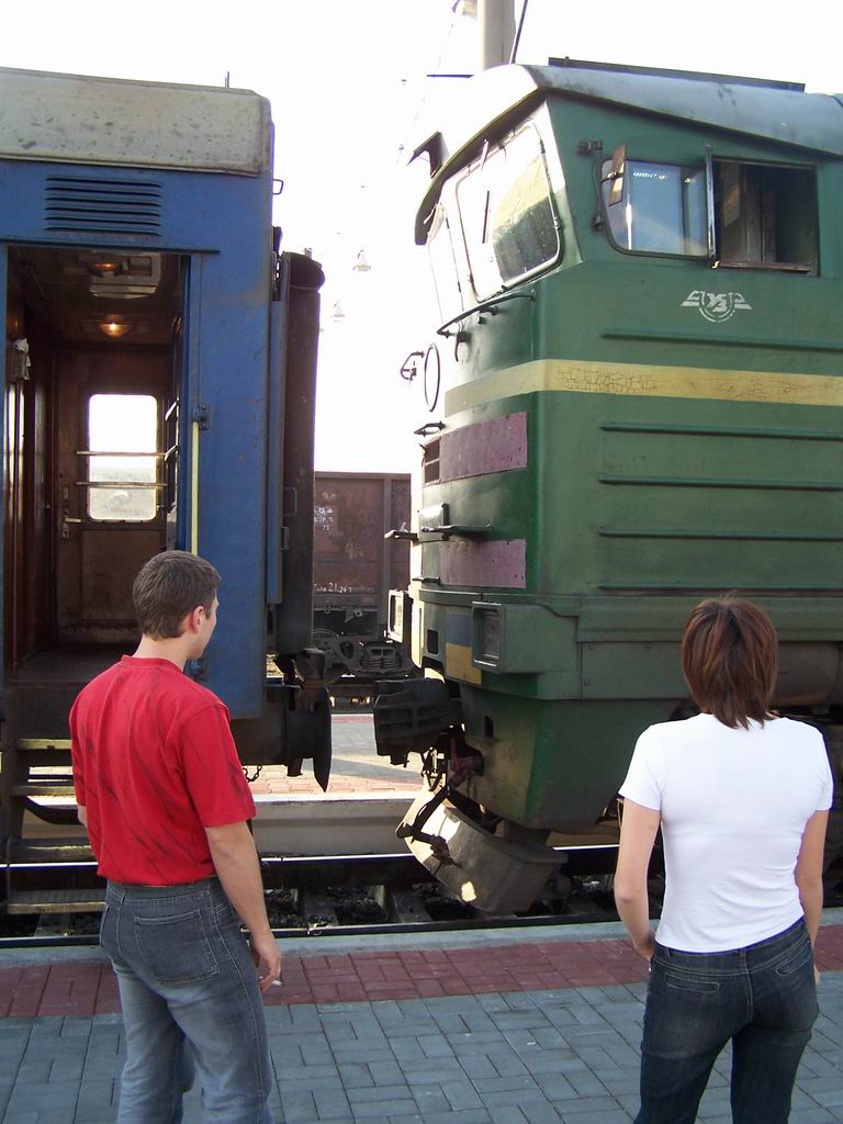 2ТЕ10Ут-0029 причіпляють до поїзда Київ-Севастополь на ст. Миколаїв
