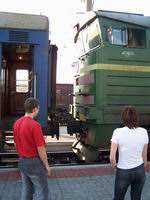 2ТЕ10Ут-0029 причіпляють до поїзда Київ-Севастополь на ст. Миколаїв