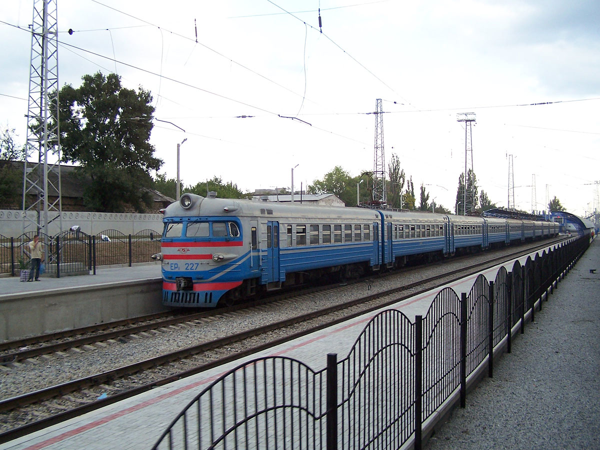 Електропоїзд ЕР1-227, приміський вокзал ст. Джанкой