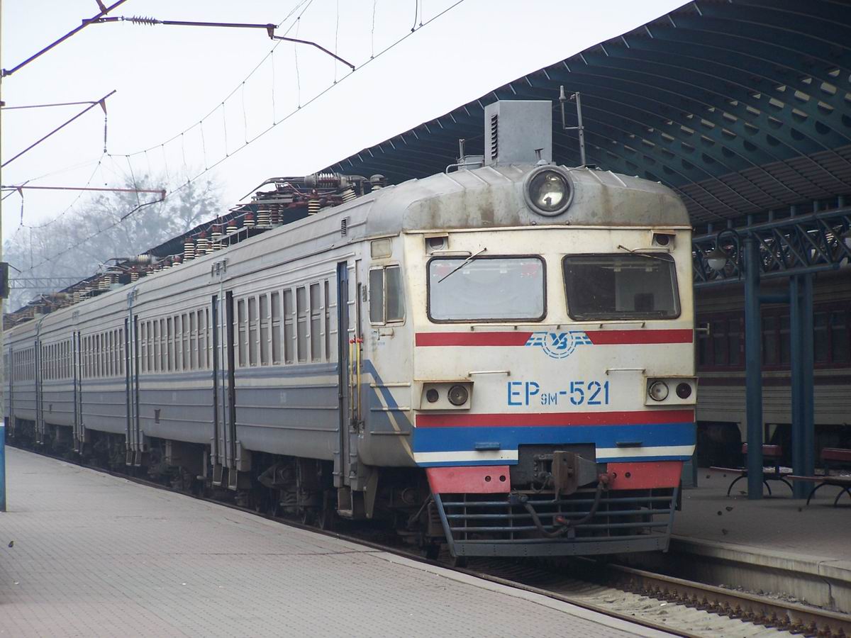 Електропоїзд підвищеної комфортності ЕР9М-521, приміський вокзал ст. Київ-Пасс.