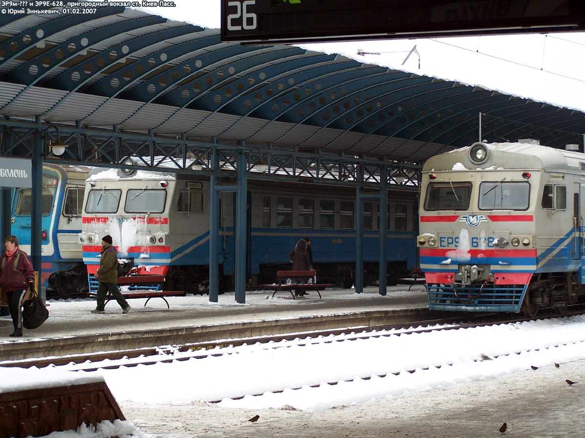 Електропоїзди ЕР9М-??? і ЕР9Є-628, приміський вокзал ст. Київ-Пасс.