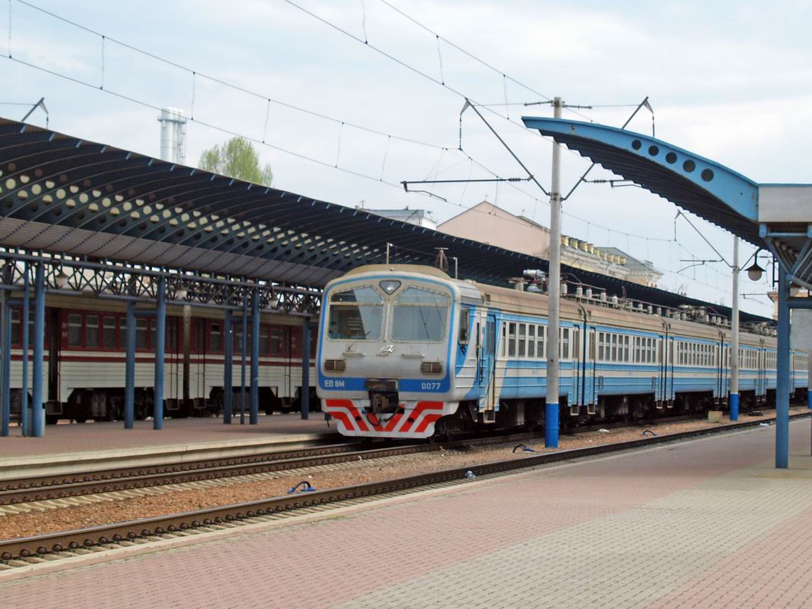 Електропоїзд ЕД9М-0077, приміський вокзал ст. Київ-Пас.