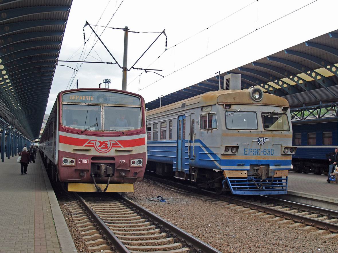 Електропоїзди ЕПЛ9Т-003 та ЕР9Є-630, приміський вокзал ст. Київ-Пас.