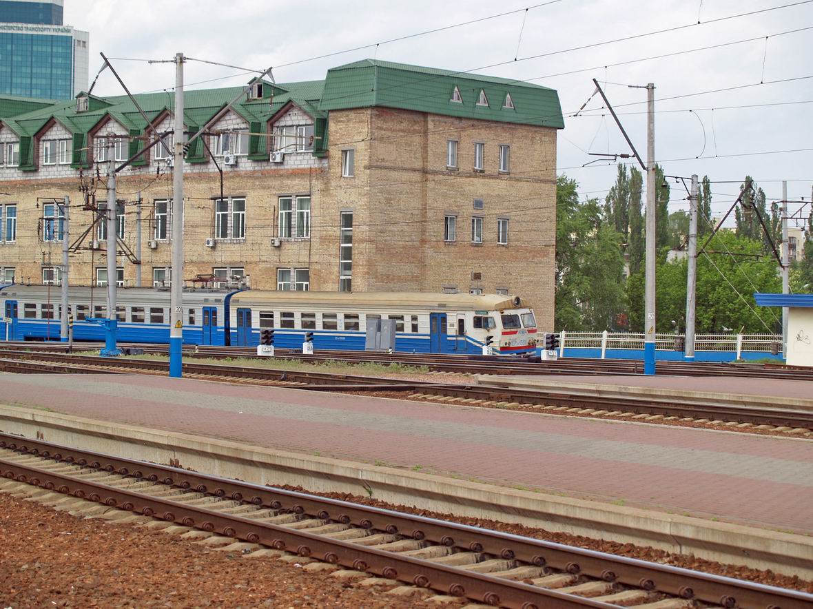 Електропоїзд ЕР9М-556 спускається в обхід приміського вокзалу ст. Київ-Пас. до з.п. Північна