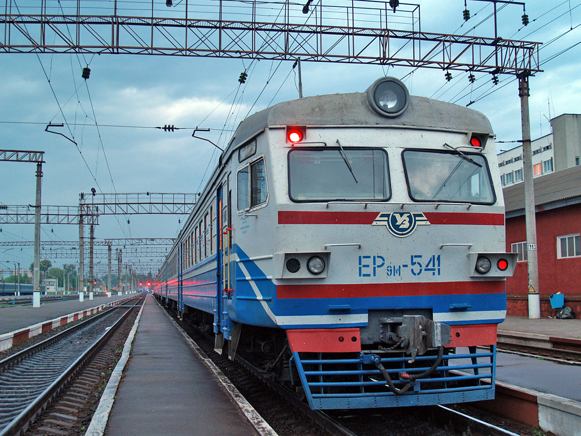 Електропоїзд підвищеного комфорту ЕР9М-541 рано вранці на ст. Хмельницький
