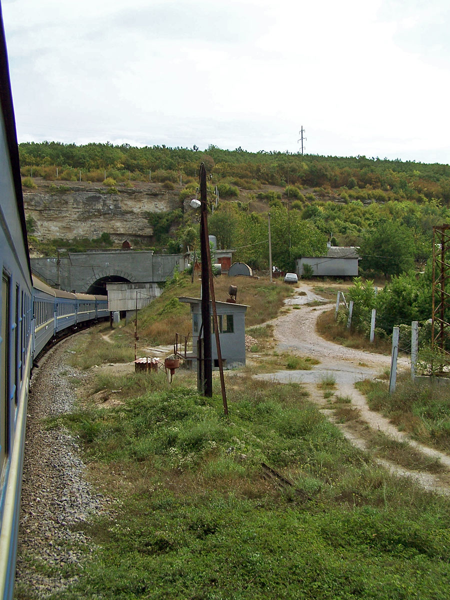 Поїзд Київ-Севастополь входить в туннель на перегоні Мекензієві Гори - Іенкерман-І, лінія Сімферополь-Севастополь, околиці Севастополя