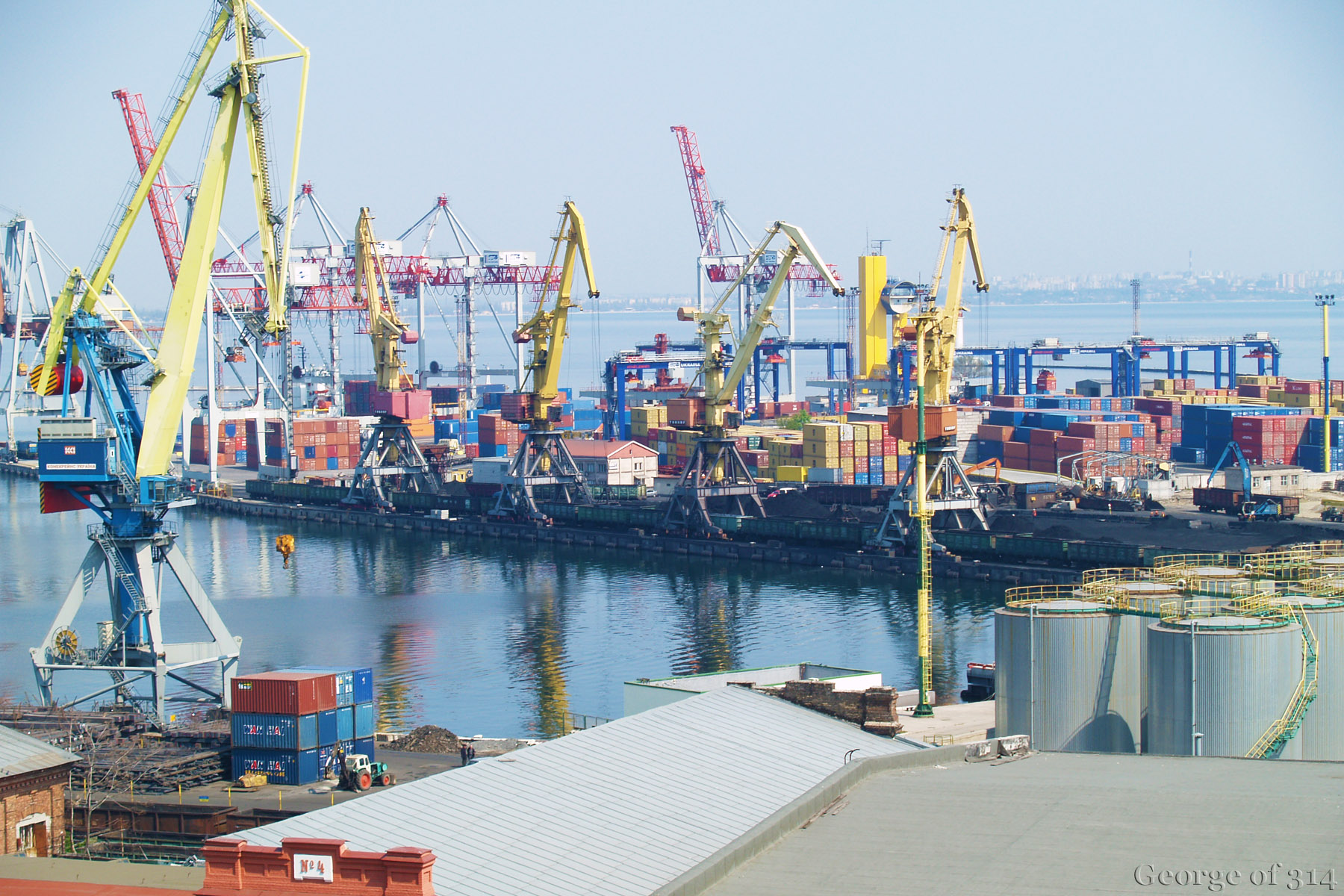 Піввагони під завантаженням у Одеському морському торговельному порті