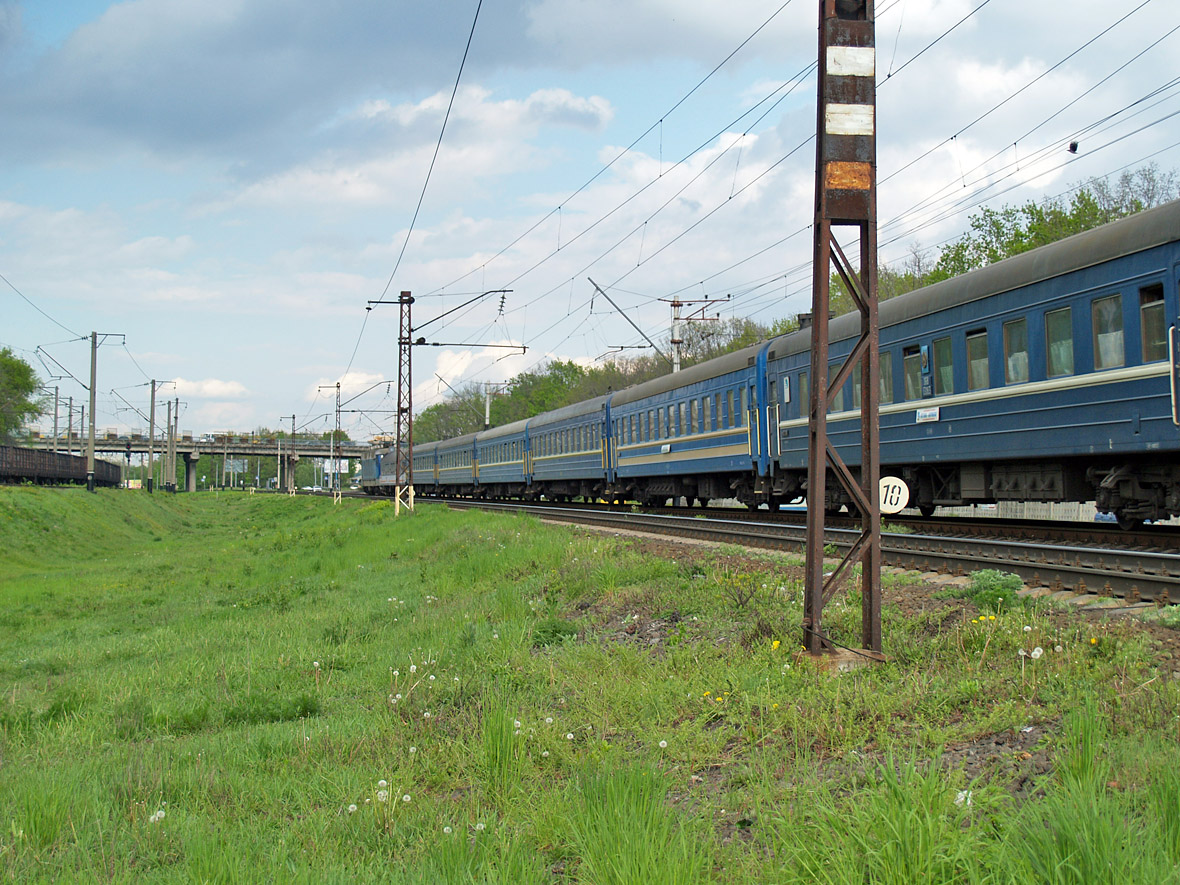 Поїзд Краків-Київ під електровозом ЧС4-017 на перегоні Вишневе - Київ-Волинський