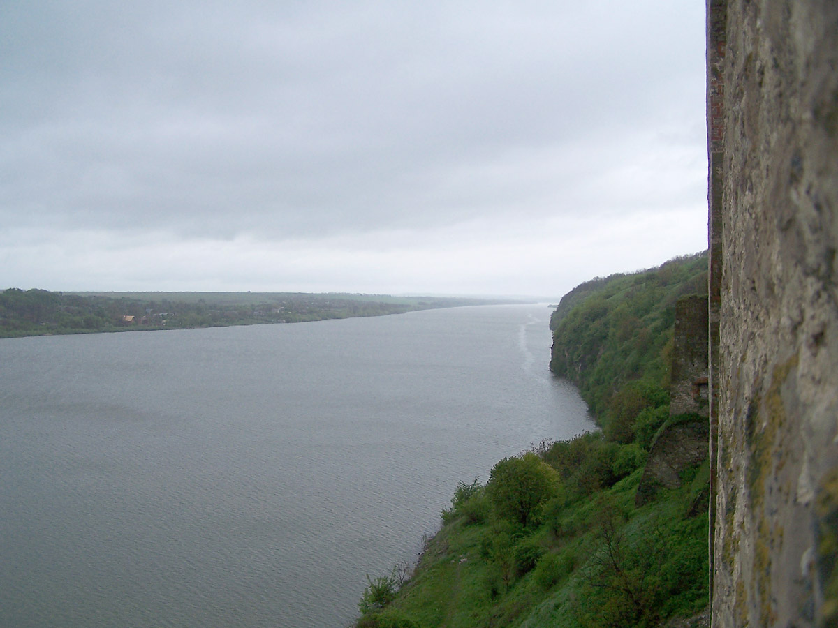 Вигляд з Хотинської фортеці на Дністер та Хмельницьку область