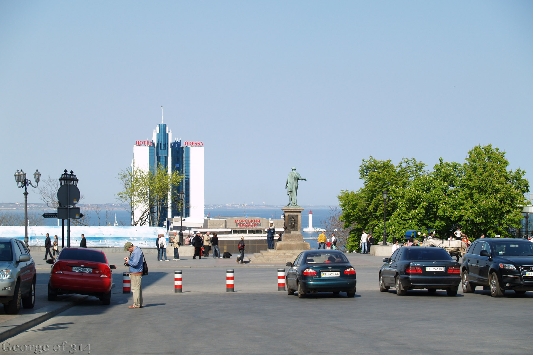 Вигляд на пам'ятник Дюку де Рішельє та морський вокзал, Одеса