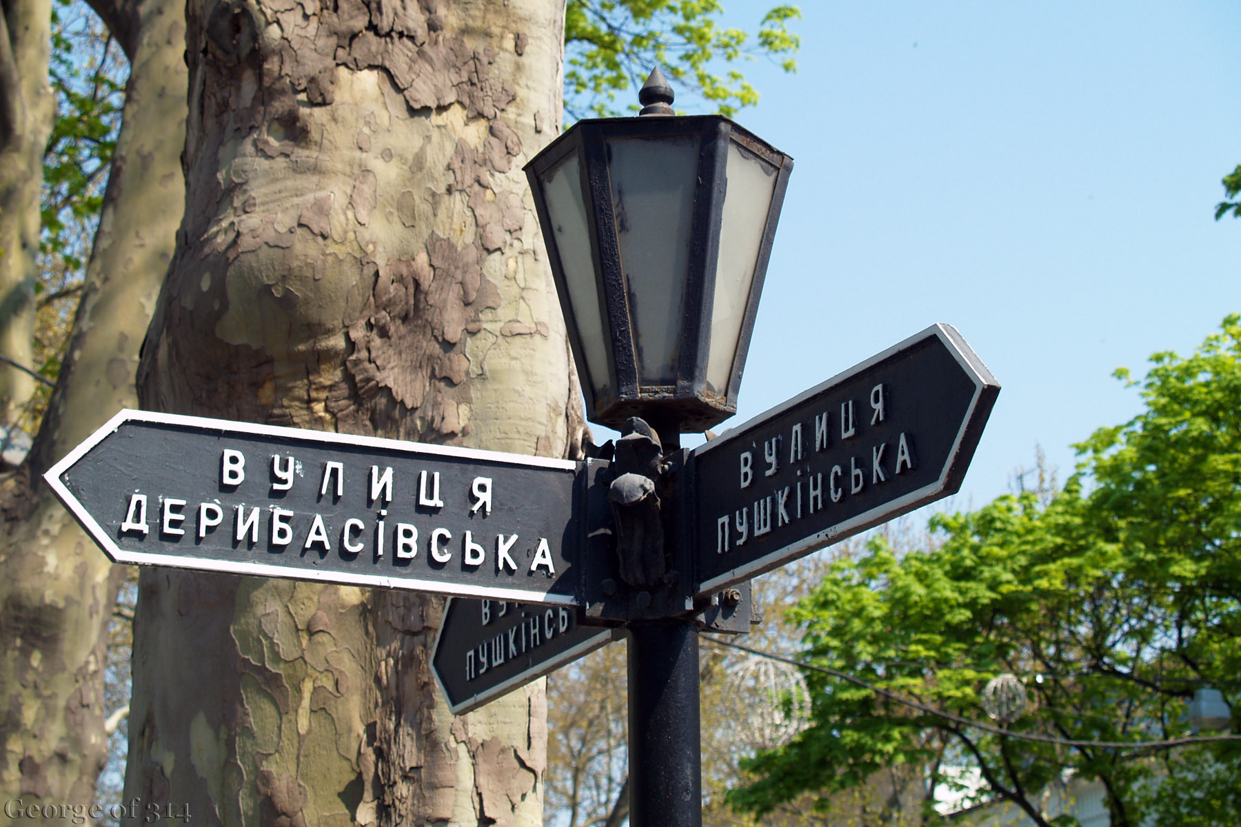 Вказівник вулиць на ліхтарі на розі вулиць Дерибасівської та Пушкінської, Одеса