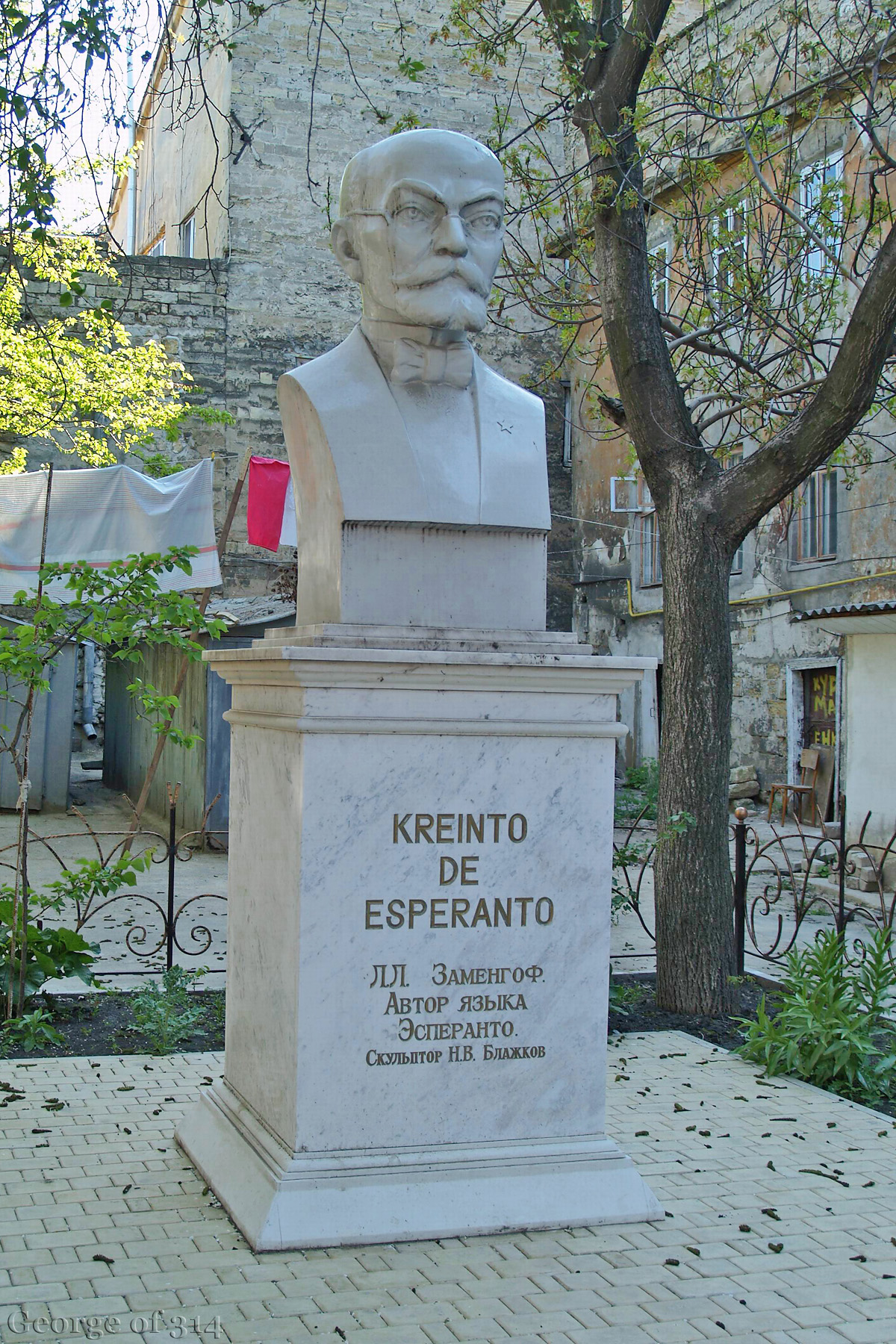 Бюст автору мови Есперанто Людвіку Заменгофу у дворі будинку №3 по Дерибасівській вулиці