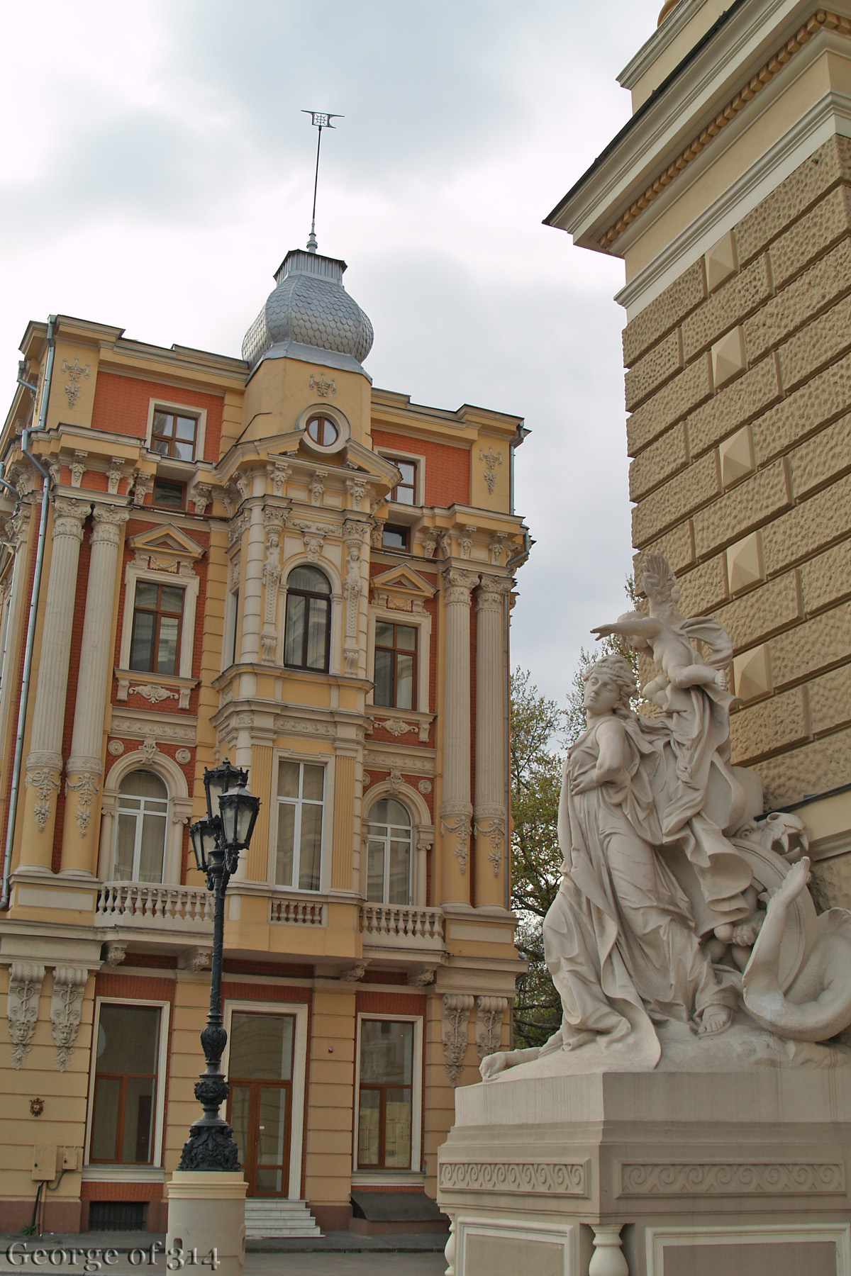Скульптура біля Одеського оперного театру