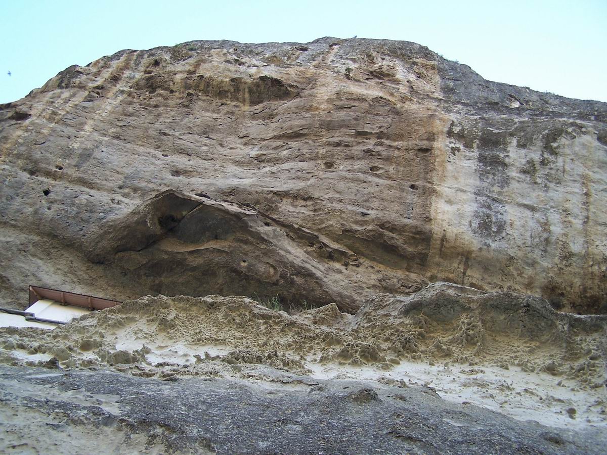 Скелі біля Успенського печерного монастиря