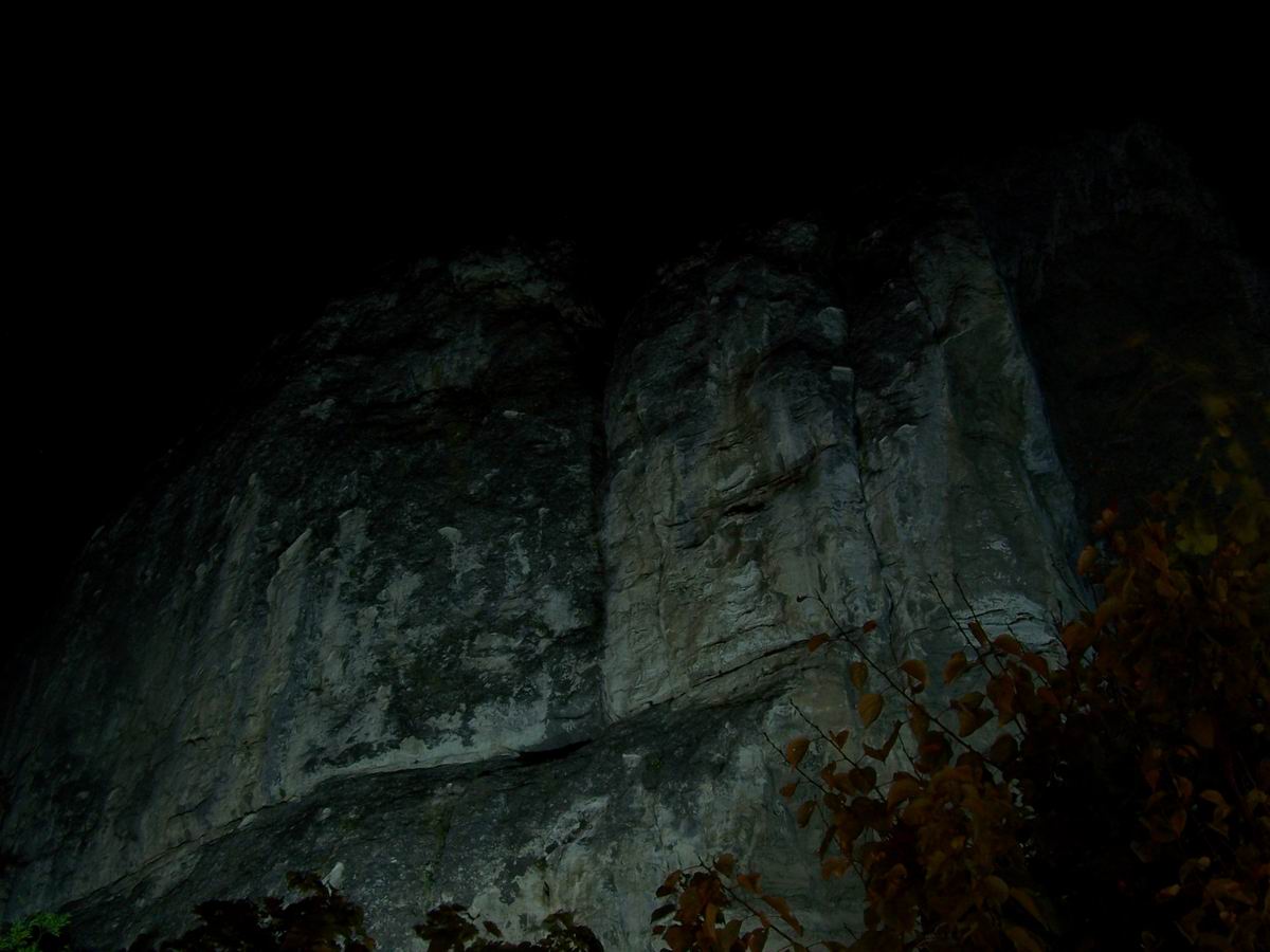Скелі вночі