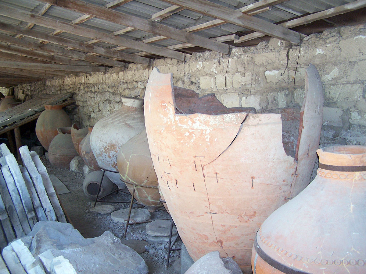 Експозиція старовинних амфор, розкопаних на руїнах Херсонесу