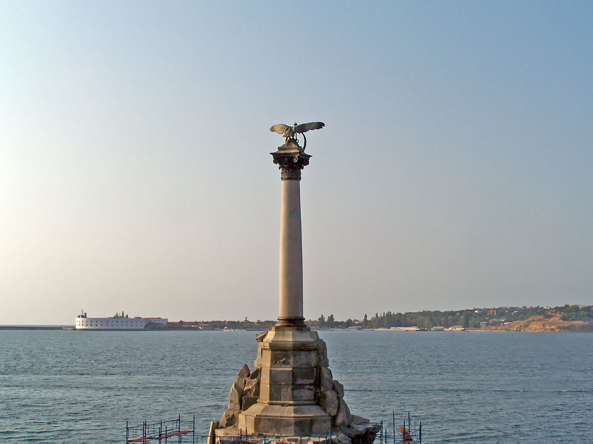 Пам'ятник затопленим кораблям