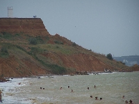 Море штормить, але люди купаються