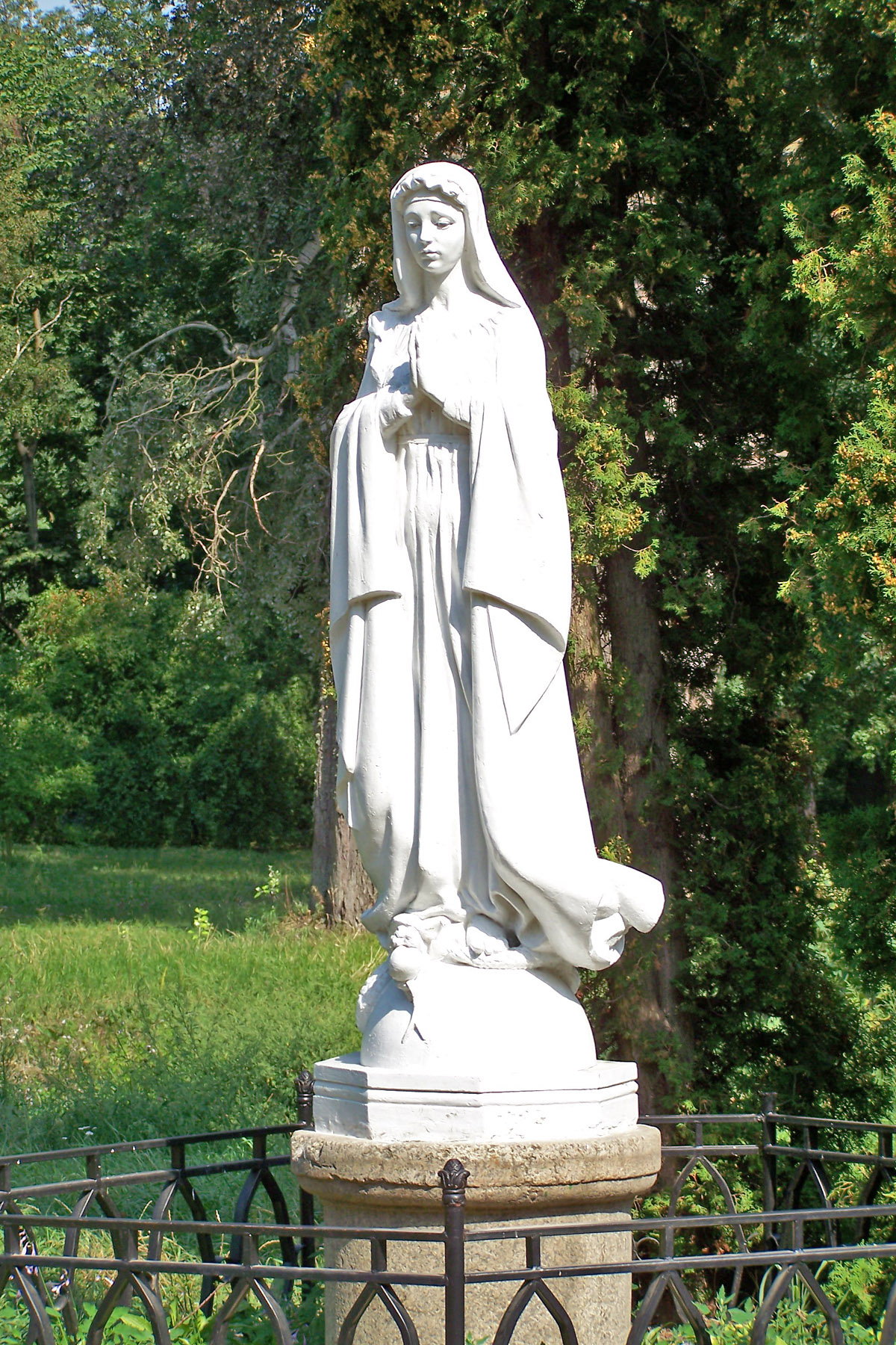 Статуя Діви Марії в дендропарку 