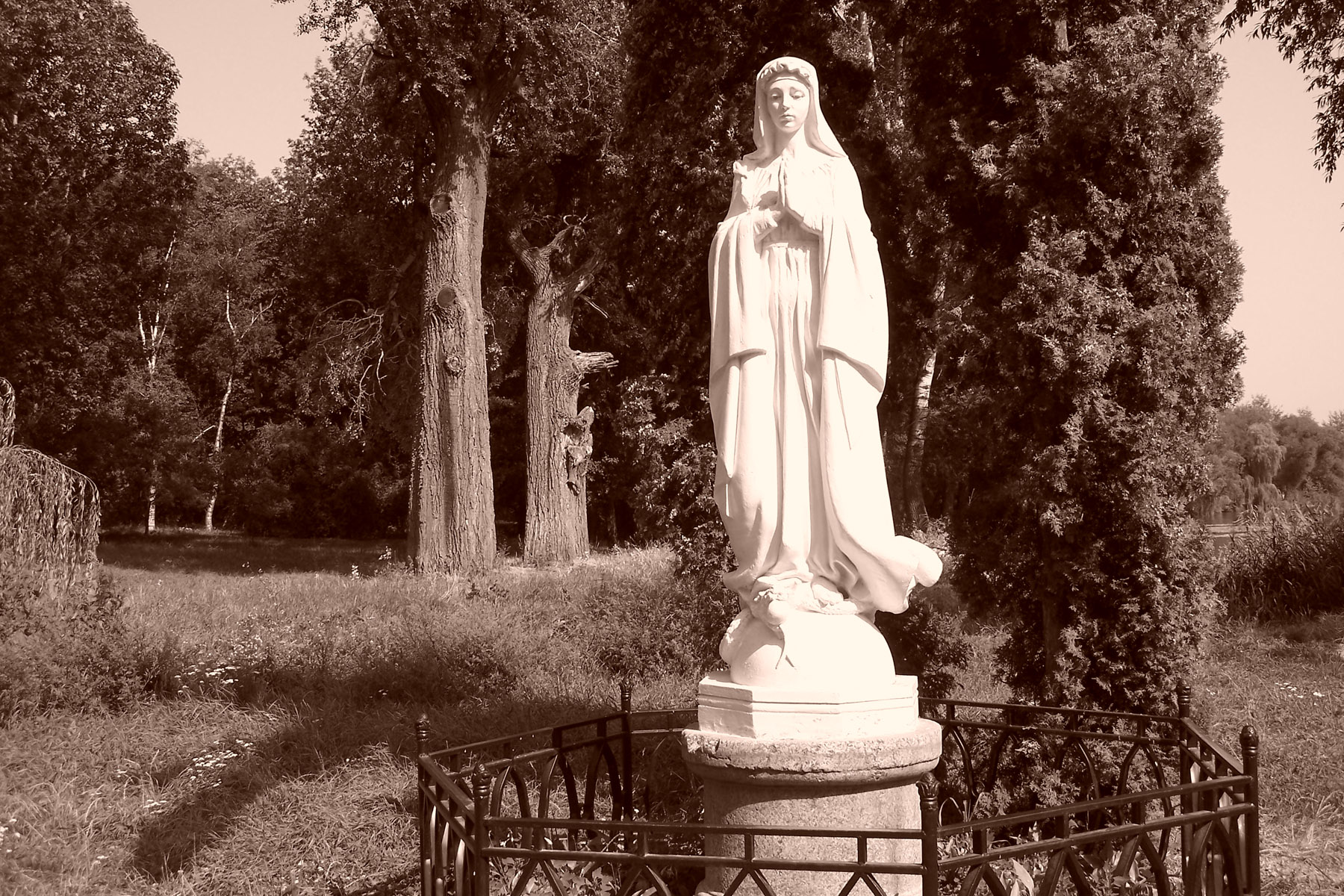 Статуя Діви Марії, дендропарк 