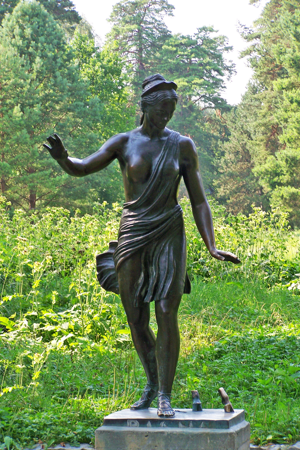 Статуя Діани (без вкраденої вандалами лані), дендропарк 