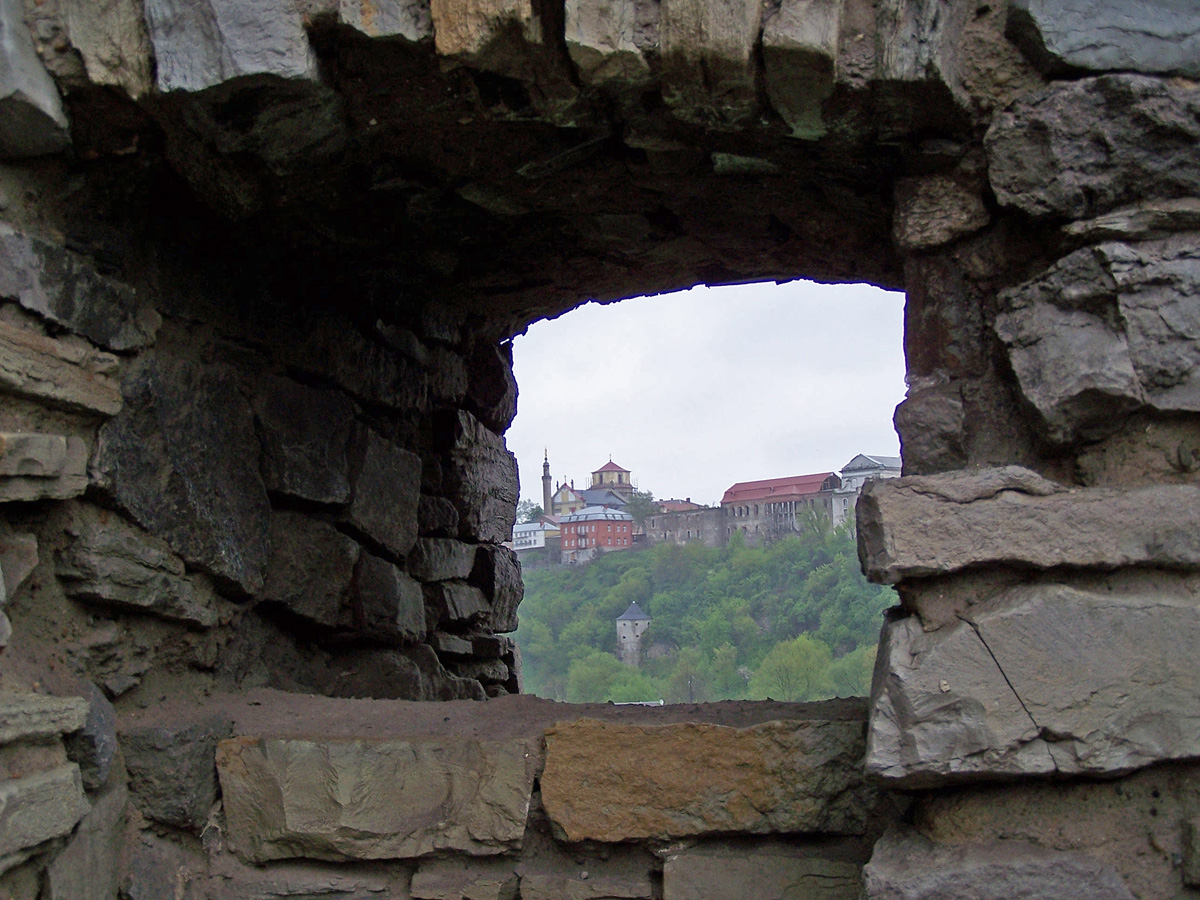 Вигляд на Старе місто крізь бійницю фортеці