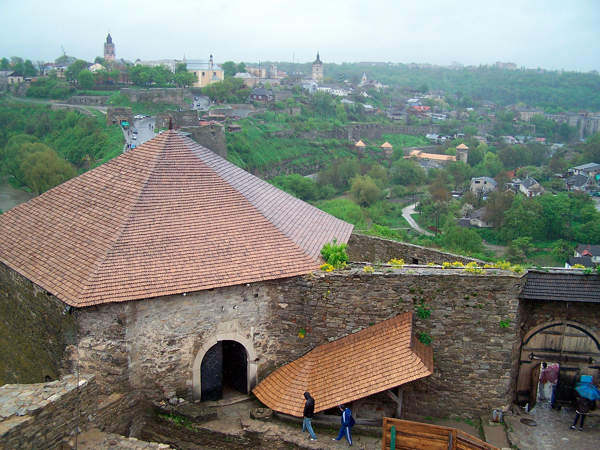 Вигляд на вхід до Кам'янецького замку та старе місто з Лянцкоронської башти