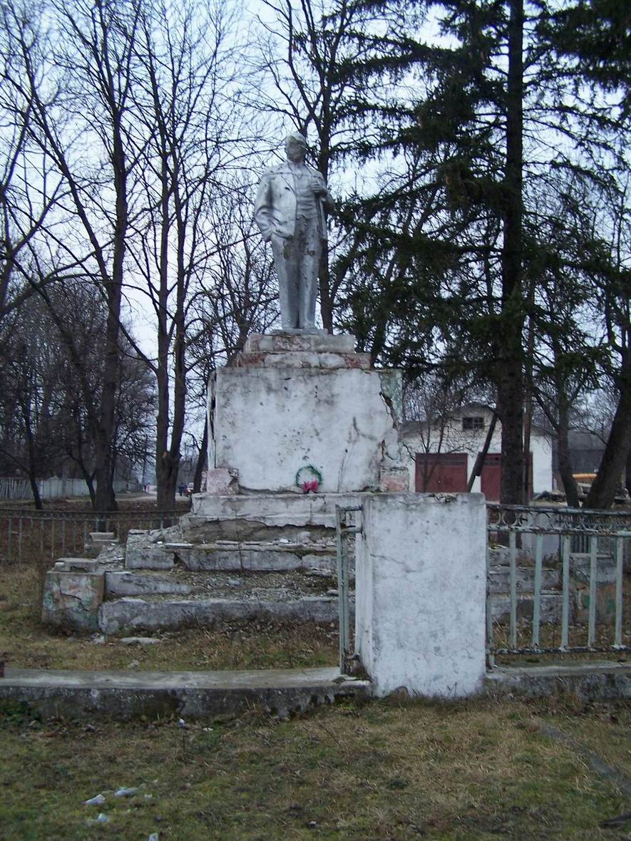 Пам'ятник В.І.Леніну з відбитим обличчям, смт Смотрич