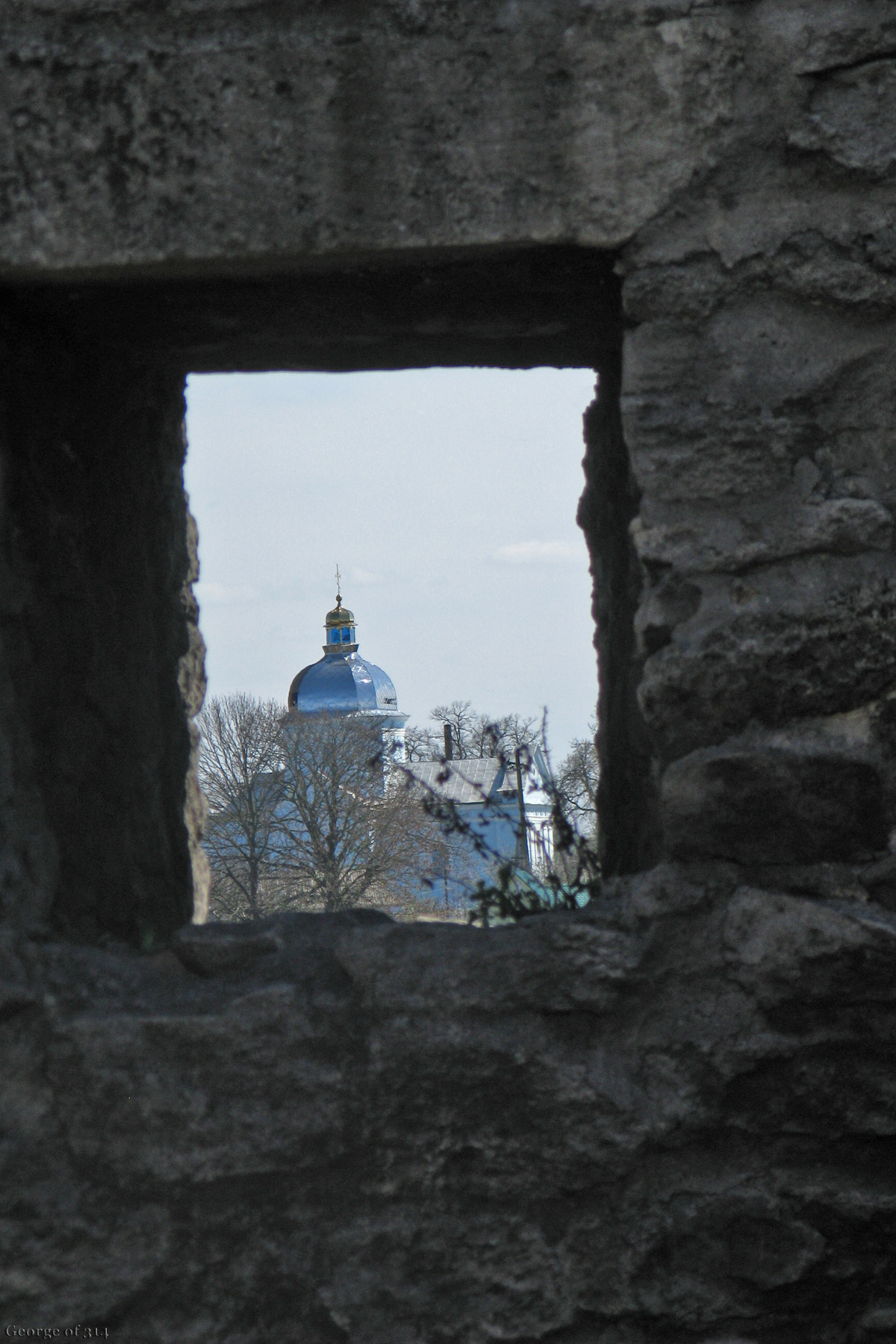 Вигляд з бійниці Меджибізького замку на церкву св. Іоана Богослова села Требухівці