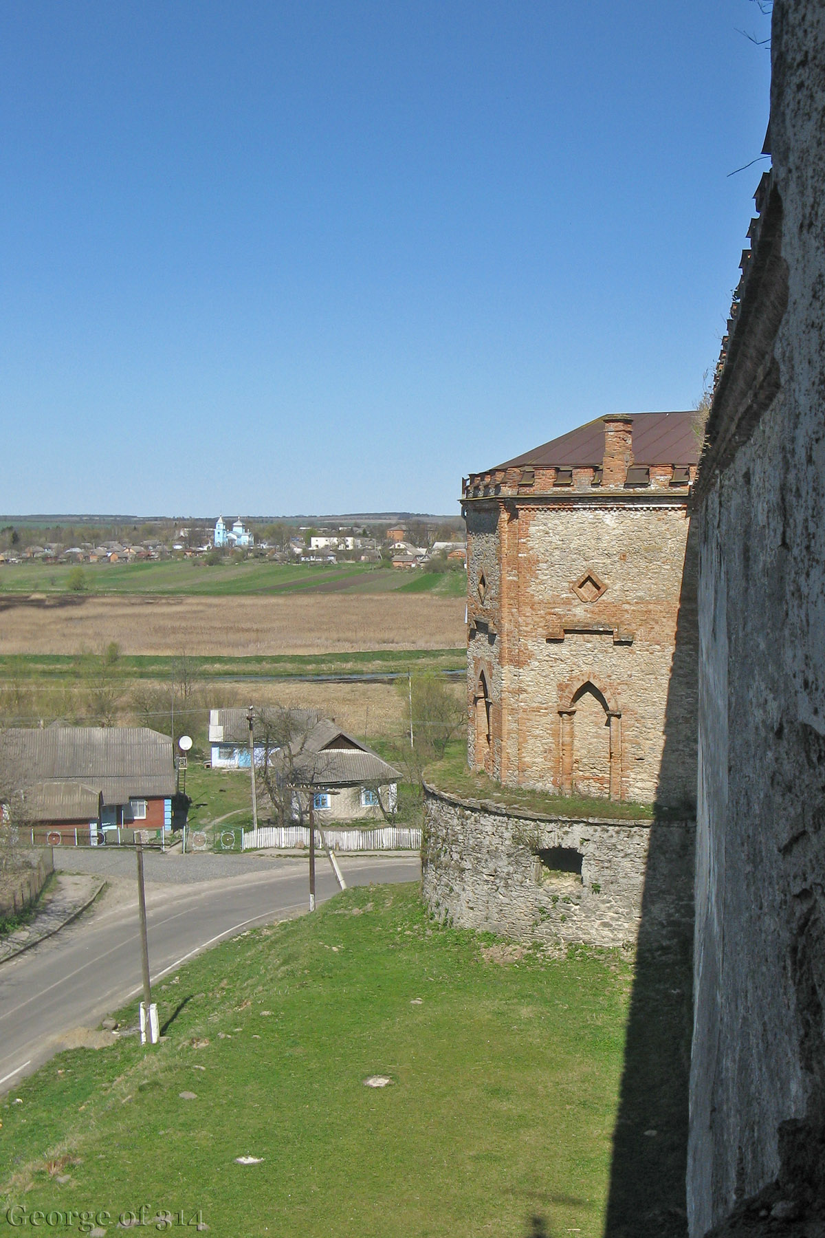 Фортечні мури та околиці замку Меджибіж