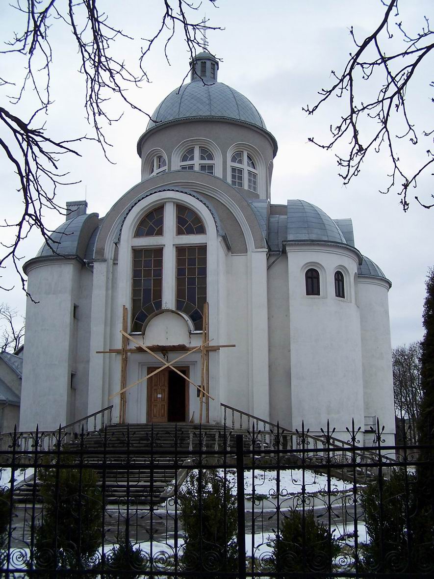 Церква (яка, дізнатись не вдалося, пошук в Інеті теж нічого не дав)