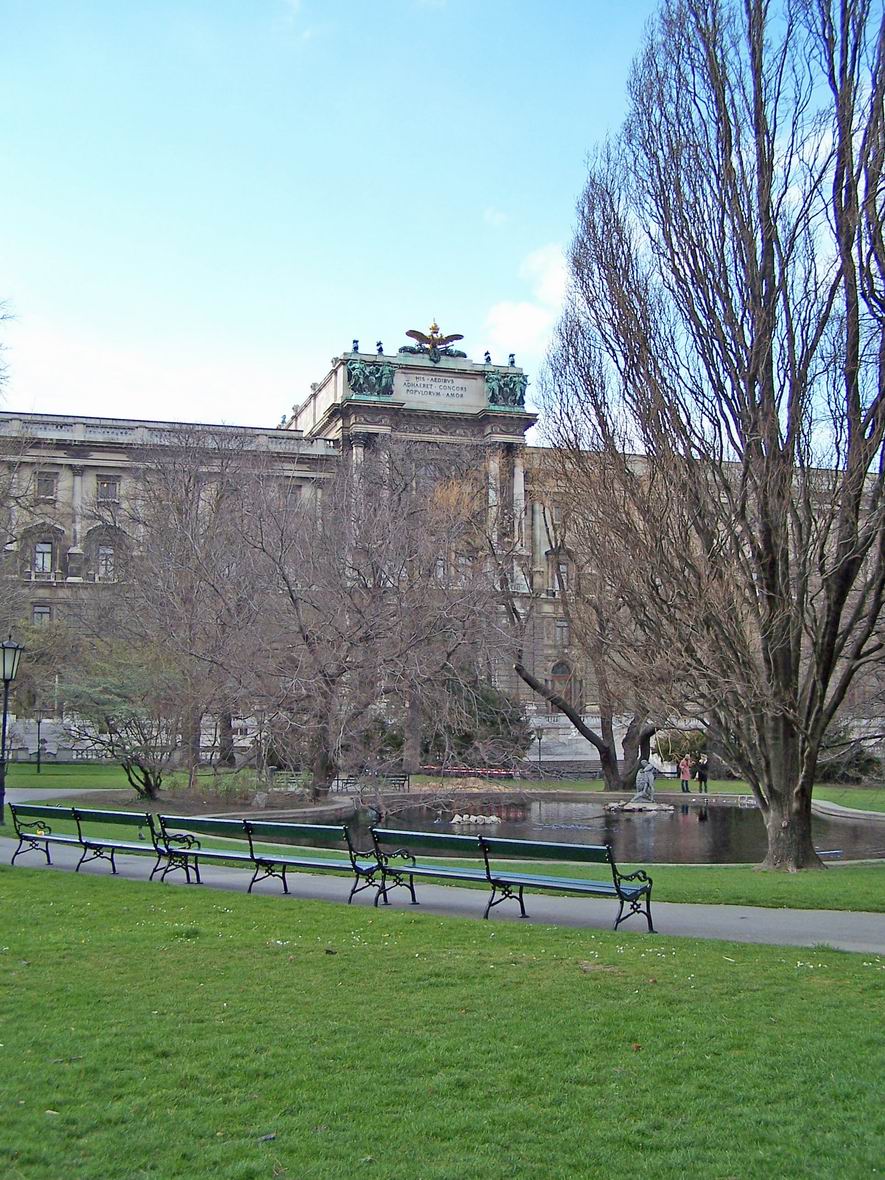 Міський сад Бурггартен і вигляд ззаду на палац Хофбург, Відень