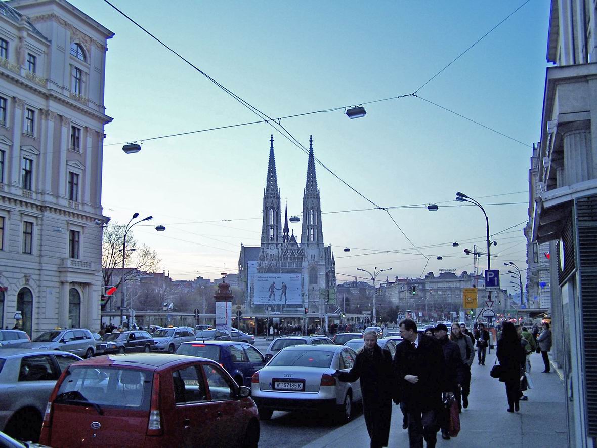 Площа Рузвельта (Rooseveltplatz) та церква Votivkirche, Відень